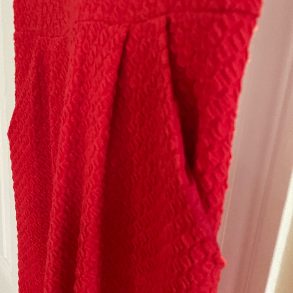 Elegant Red Sleeveless Dress - Picture 2 of 10